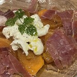 炭焼きイタリアン酒場 toto - 柿と生ハムのカプレーゼ