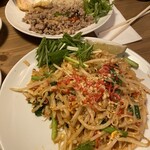 ガッチキ - タイ料理の中で私が1番大好きなパッタイ。米麺で出来ていて麺がモチモしています。焼きそばの様な感じです。