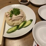 ガッチキ - こちらのお店一押しのカオマンガイ。柔らかい鶏肉でタレを掛けて食べます。