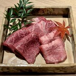 赤坂焼肉 八面六秘 - 塩: タン、カタサンカク、ミスジ