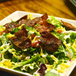 コザ麦酒工房 - クリスピーベーコンと、
      コルビージャックのサラダ