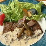 きのこ料理 創士庵 - ポルチーニのクリームソースをたっぷりかけた
                                ビーフステーキｳﾏ━━━(*´ч ` *)━━━❣️
                                サラダに添えられたナスまでが極旨✨⁝(ᵒ̴̶̷᷄⌑ ᵒ̴̶̷᷅   )⁝