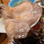 らぁ麺 とうひち - 醤油と塩のスープにそれぞれ異なるチャーシューが入ってます。