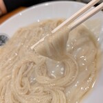 らぁ麺 とうひち - 柔らか目となってます。らぁ麺の麺とは同じかどうか分かりません。