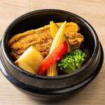 愛犬の駅 - 料理写真:一番人気！とろっとろ豚肉の熱々石鍋スープカレー