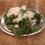 大衆ビストロ ジル - グリルベーコンとペコリーノチーズのケールサラダ