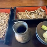 そば芳 - 二段蕎麦。たすきと二八を頼んだけど、色からすると娘の十割と間違って到着。