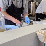 Crazy Jenny - 同じく麺線を揃えているところ