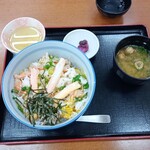 かにの山よし 旬鮮市場 - かにたっぷり玉子丼