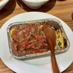 焼肉ホルモン金樹 - あぶりユッケ: 店員さんが少し火を落としてくれます