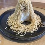 紬生 食堂カフェ - 小さなアイスの上に栗　その上から生モンブランを目の前でたっぷり(2025年12月6日撮影)