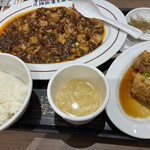 陳麻婆豆腐 麺飯館 ららぽーと堺店 - 右上の小皿赤、青の唐辛子麻婆豆腐に掛けました！