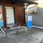 阿蘇天然アイス カフェ＆ショップ - 少し肌寒い日だったのでお店の中でいただきました