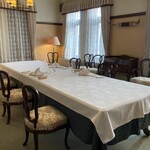 日立目白クラブ - 何人座れるんだろう？というくらい広々したダイニングテーブルの個室に案内されました