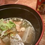 蕎麦旬菜 こすげ - 温かいモツ煮に 八幡屋礒五郎の七味