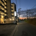 小暮や - 夕方の店頭、夕焼けが綺麗だ