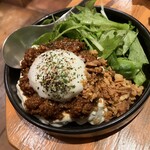 酒場 ヒデユリ - 半熟卵のせ肉味噌ポテサラ