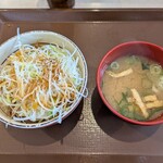 すき家 - 白髪ネギ牛丼（ミニ）とみそ汁