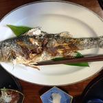 真魚家 - スズキの塩焼き