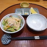 天ぷらふく西 禅と匠 - 天ぷらの前のサラダ。調味料入れが３つに分かれているのが嬉しいです。塩・カレー塩・レモン汁をそれぞれ入れちゃいますよ〜