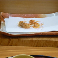 天ぷらふく西 禅と匠 - 海老の足（くも足って言うらしいですよ）からスタート！！足はカレー塩でビールと一緒に頂くのが大好きです