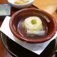 天ぷらふく西 禅と匠 - 小鉢。鳥の真薯を白菜で巻いたもの。柚子胡椒添え。上品な出汁が染みていてとても美味しい！