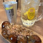 銀だこ酒場 - 料理写真:メガ角ハイ880円とたこ焼き８個715円