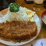 とんかつ 大幸 - ロースかつ　千切りキャベツ　カレー風味のマカロニサラダが盛り