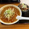 ラーメン とらじ食堂 - 辛みそそば＆モツライスのセット1,050円