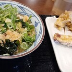 丸亀製麺 - かけうどんと舞茸の天ぷらとちくわの天ぷら