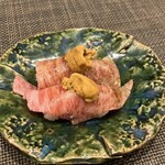 炉端割烹 主海 - 和牛炙りにぎり雲丹のせ