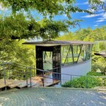 ハウス オブ フレーバーズ - 森の中に溶け込む様なデザイン