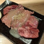 綾瀬肉流通センター - 特選上牛タン塩