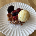 Mio Cafe TAKEHARA - ジェラートワッフル