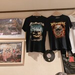 酒場わたなべ - ハードロック系の店内