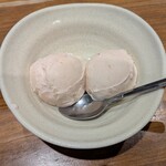 炭火焼肉ホルモンさわいし - 紅ほっぺストロベリーアイス