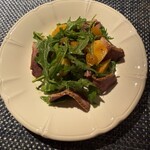 AVIS de VIN FORT - 鴨のスモークと柿ルッコラのサラダ仕立て　金柑のドレッシング