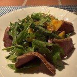 AVIS de VIN FORT - 鴨のスモークと柿ルッコラのサラダ仕立て　金柑のドレッシング