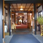 万平ホテル メインダイニングルーム - ホテル入口の正面にレストラン入口が見えています