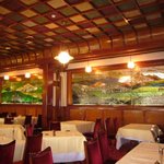 万平ホテル メインダイニングルーム - 奥の席とステンドグラス