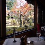 万平ホテル メインダイニングルーム - レストランに面した、紅葉の庭