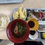 神戸市中央卸売市場 東部市場 食堂 - お盆に乗りきらないww
