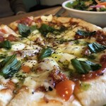 カフェ イチカ - ピザもなかなかおいしいですよ！　マルゲリータ(スープ、サラダつき820円)