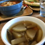 カフェ イチカ - ランチプレートのスープは、いつも鶏がらと根菜です。