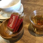 カフェ イチカ - 食後にハブ茶とビスコフ
