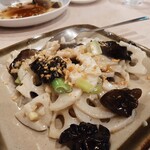 広東家庭料理おかむら - 朝のテレビに影響され注文、れんこんときくらげの山椒炒め 