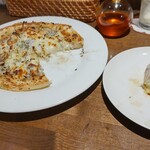 炉端×イタリアン アルベロ - シラスのピザ