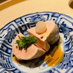 温石 - 島根から静岡の市場に届いた鮟肝。サスエ前田さんのお眼鏡にかない、低温でじっくり蒸し上げ、紅葉おろしと小葱のポン酢でいただきます。まさにシルキータッチ！