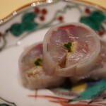 温石 - むっちりと肉厚な鯵に滲むマッチョなあぶら。ガリの締め付けと甘酢が同調して身に輪郭を添え、噛むほどにシャッキリと囲い込むように持続させる旨さ。 いつもとはひと味も二味も違う顔を魅せる日本料理の奥深さ。