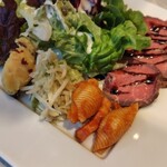 Le Beurre Noisette - ３種のデリのたっぷりサラダプレート　ローストビーフ添え